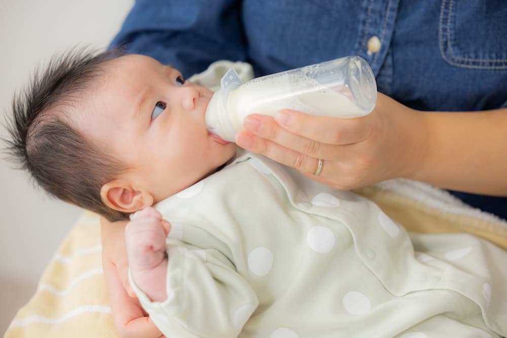 ミルクを飲んでる赤ちゃん